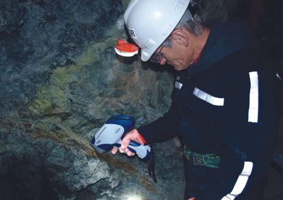 male worker uses bruker xrf analyzer in mining
